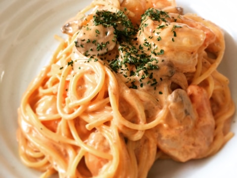 隠し味で濃厚!エビのトマトクリームパスタ